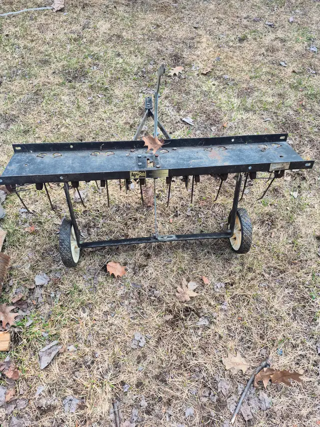 A louer dechaumeuse sur tracteur a pelouse - Photo 2