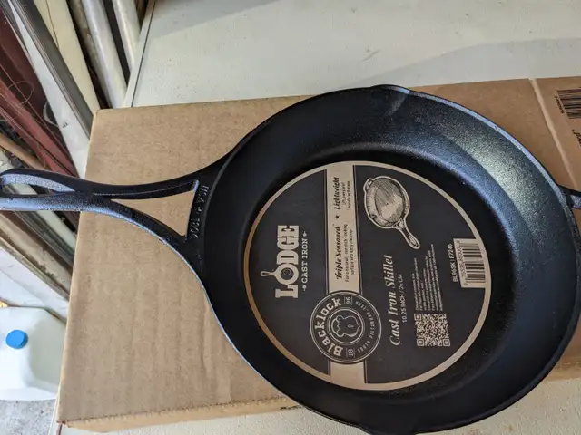 Lodge Cast Iron Skillet - 10 1⁄4'.