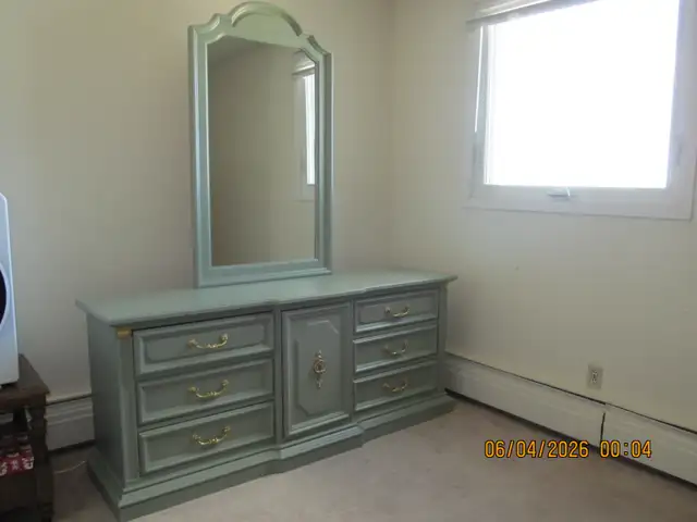 REAL WOOD BEDROOM FURNITURE ( QUEEN HEADBOARD ) - Photo 2