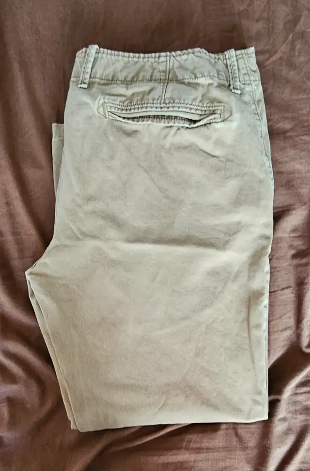 MEN'S KHAKI PANT WITH A NEW BELT (36 X 30)