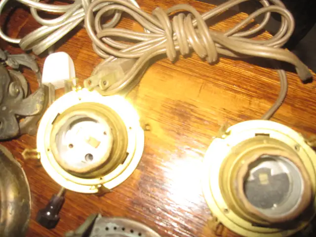 ANTIQUE VINTAGE OIL LAMP & ELECTRIC LAMP PARTS - Photo 3