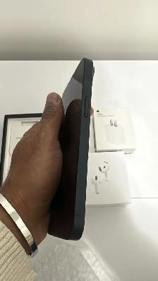 iPhone 13 128gb Airpods/Fast Charger/Delivery