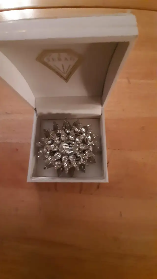 Laval,broche unique,1952,portée une fois