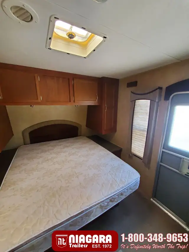 2011 JAYCO EAGLE 298RLS Travel Trailer - Photo 8