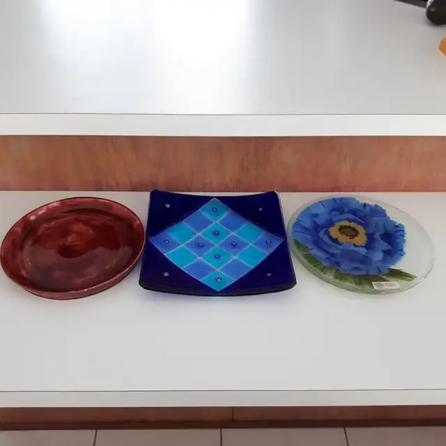 3 ASSIETTES NEUVES EN VERRE, 2 RONDES UNECARRÉE $5.00 CHACUNE - Photo 2