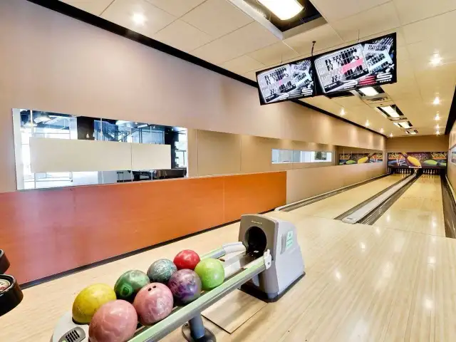 Lakeshore View 1  1 Den, Utilities, Parking & Locker INCLUDED! - Photo 9