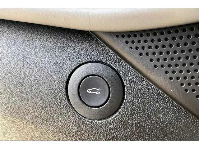 2019 Chevrolet Camaro 2LT RS Package | Vented Leather | Sunroof - Photo 23