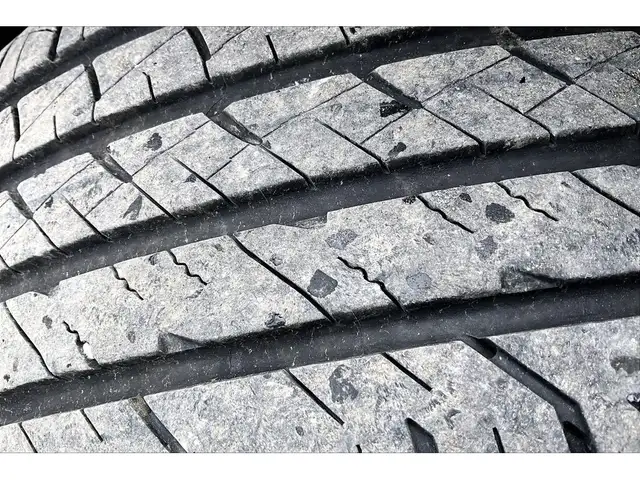 2019 Chevrolet Camaro 2LT RS Package | Vented Leather | Sunroof - Photo 34