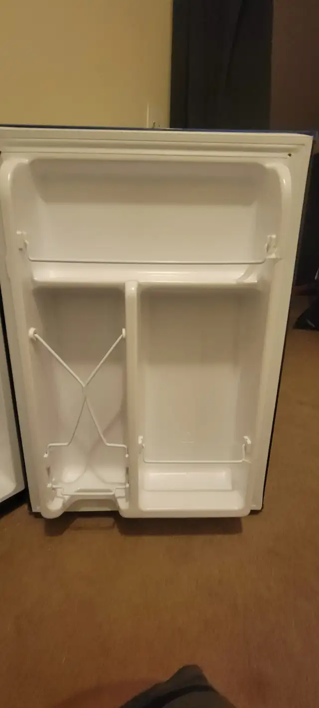 Mini Fridge - Photo 4