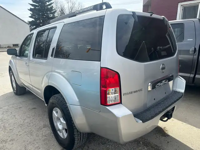 2006 Nissan Pathfinder S - Photo 2