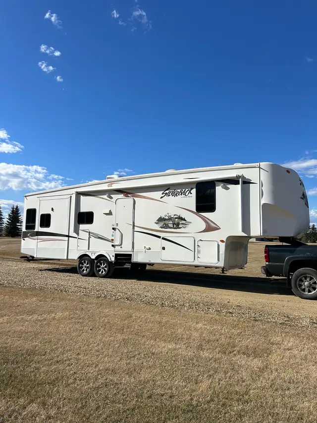 2011 37Ft Cedar Creek Silverback Triple Slide Fifth Wheel