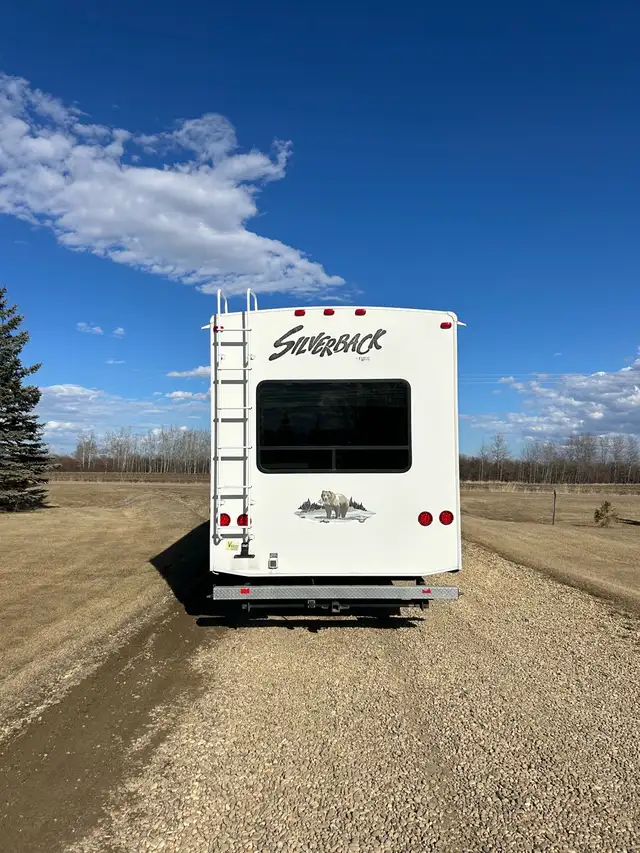 2011 37Ft Cedar Creek Silverback Triple Slide Fifth Wheel - Photo 2