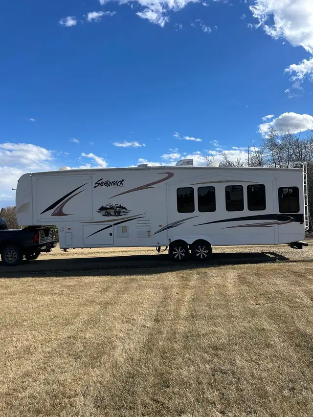 2011 37Ft Cedar Creek Silverback Triple Slide Fifth Wheel - Photo 3