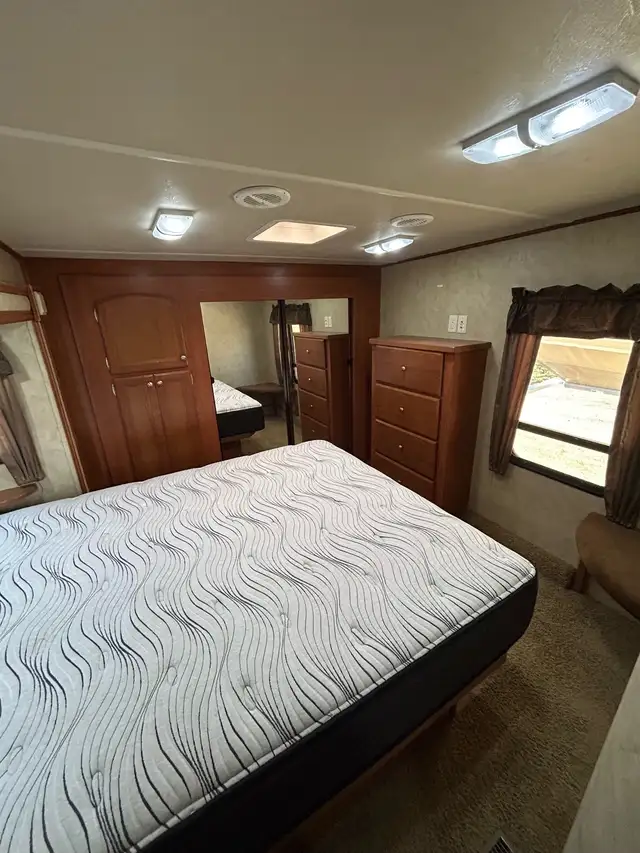 2011 37Ft Cedar Creek Silverback Triple Slide Fifth Wheel - Photo 8
