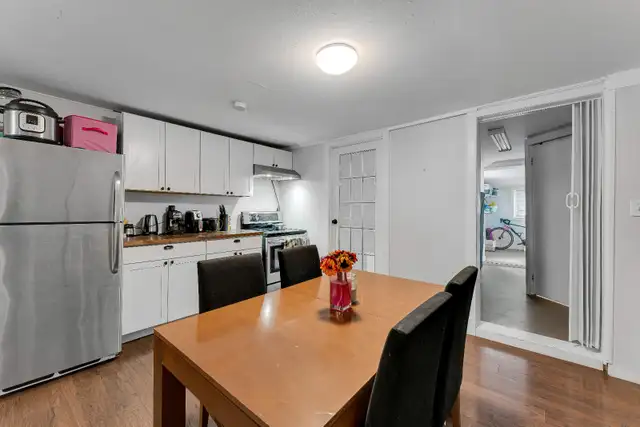 Downtown - 4 Bedroom Home With Charm - Photo 9