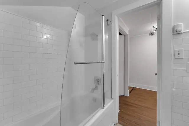 Downtown - 4 Bedroom Home With Charm - Photo 12