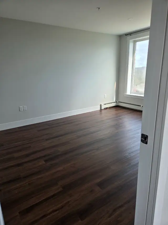 3 Bedroom Corner Unit available on Broad Street - JULY - Photo 2