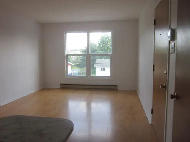 BEAU 3 1/2 dans un 6 logis, tranquille, libre 1er JUIN - Photo 2