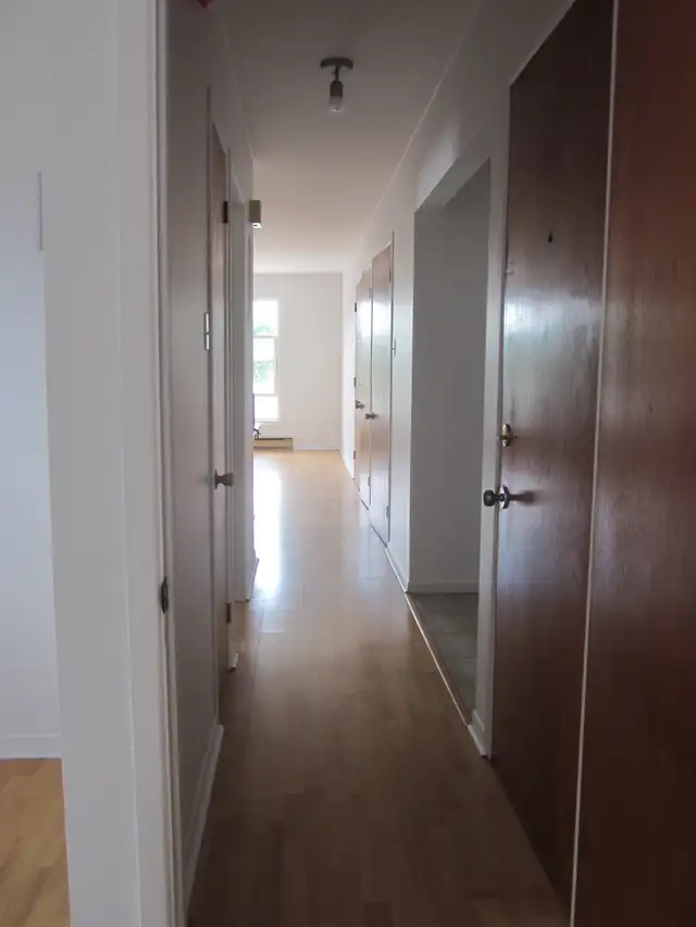 BEAU 3 1/2 dans un 6 logis, tranquille, libre 1er JUIN - Photo 9