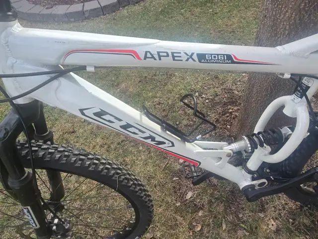 CGM APEX BIKE 19' FRAME LIKE NEW - Photo 2