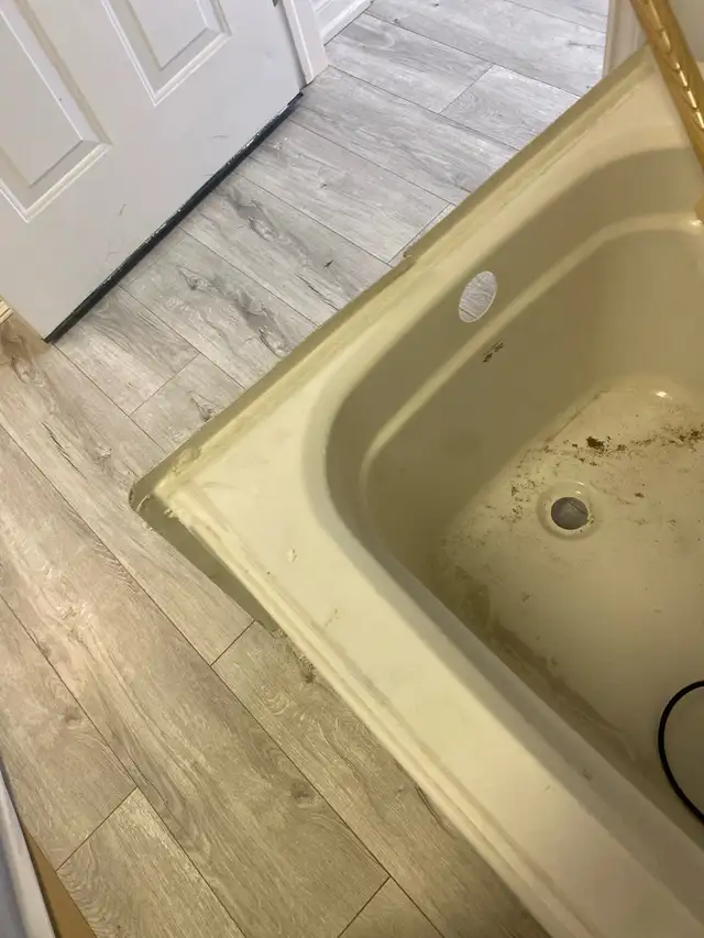 Free Bathtub in Scarborough - Photo 2