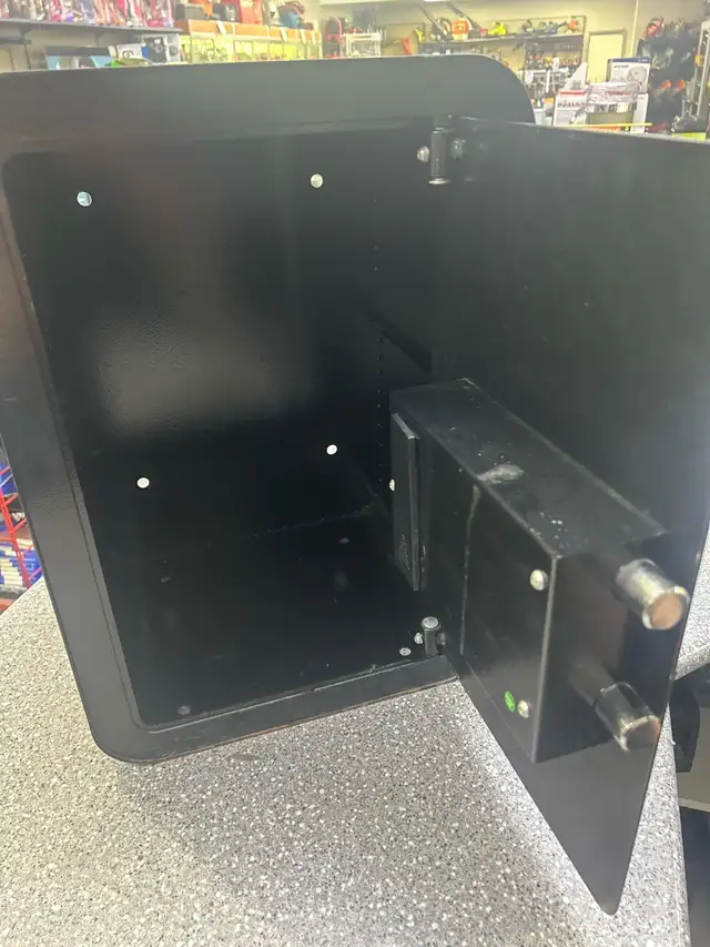 VEVOR Fingerprint Safe - Photo 2