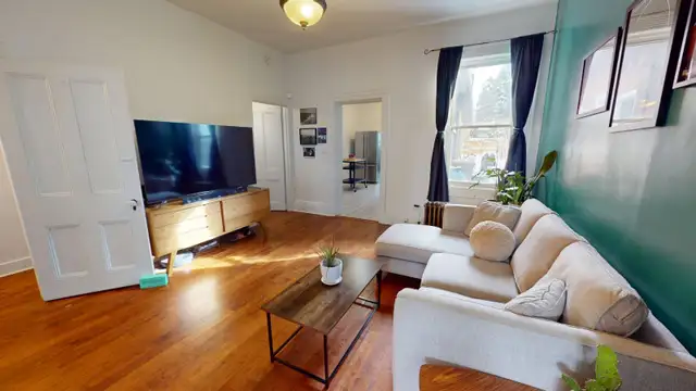 Three-bedroom house in Hamilton - Photo 2