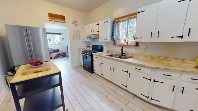 Three-bedroom house in Hamilton - Photo 3