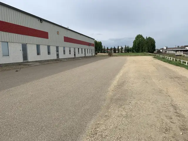 Bay for rent Red Deer all-inclusive lease great location - Photo 2