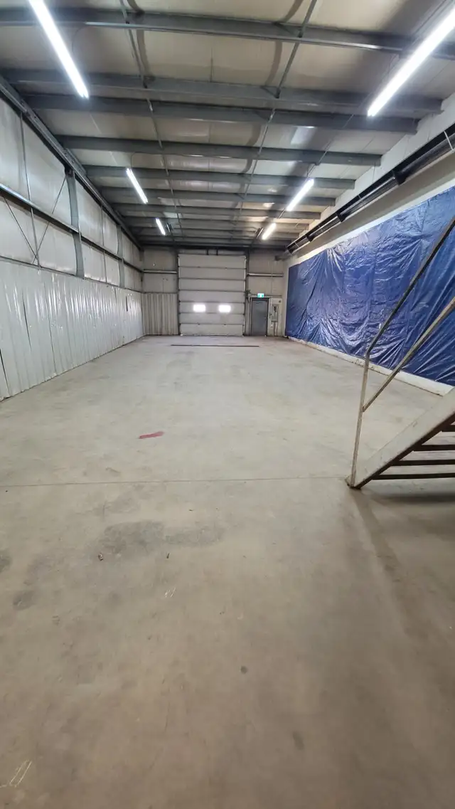 Bay for rent Red Deer all-inclusive lease great location - Photo 3