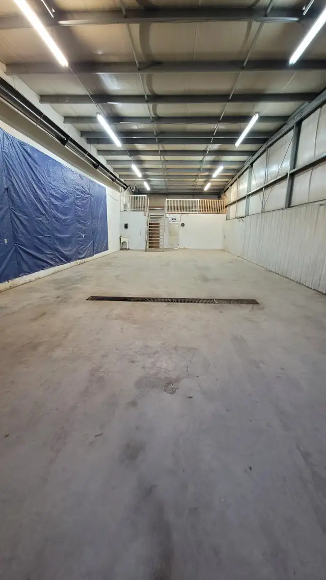 Bay for rent Red Deer all-inclusive lease great location - Photo 5