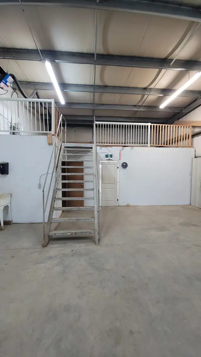 Bay for rent Red Deer all-inclusive lease great location - Photo 6