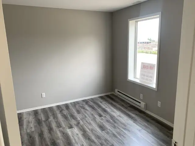 Bay for rent Red Deer all-inclusive lease great location - Photo 7