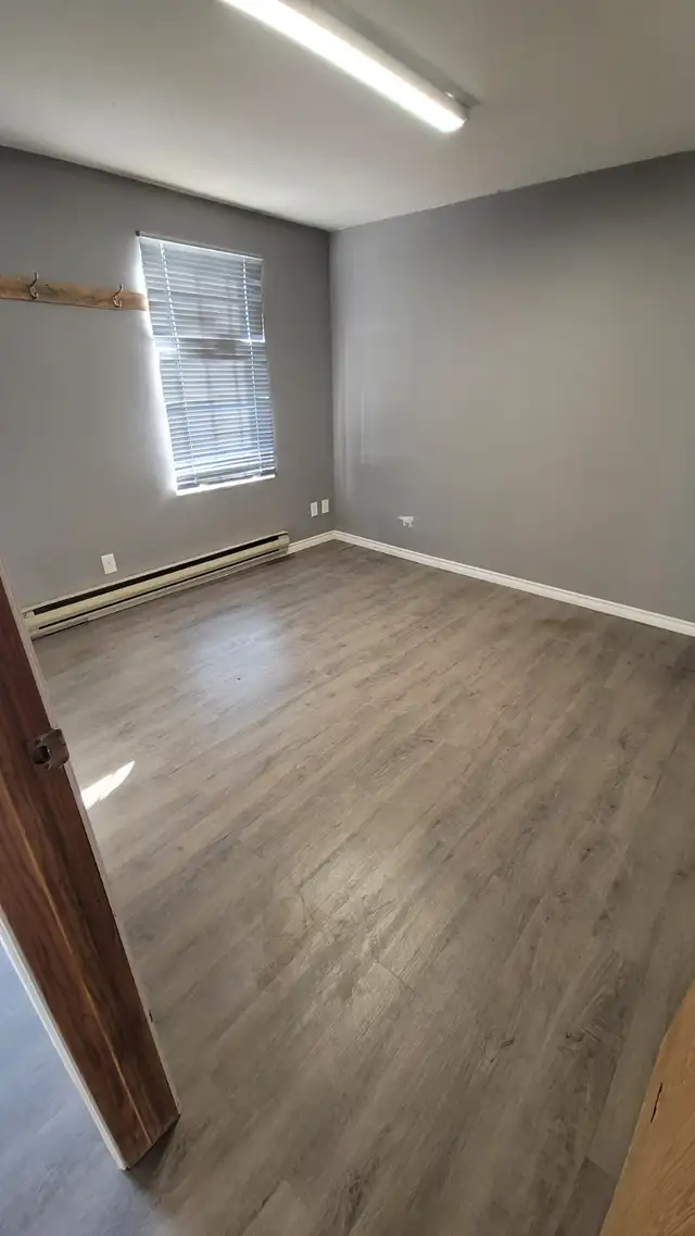 Bay for rent Red Deer all-inclusive lease great location - Photo 8