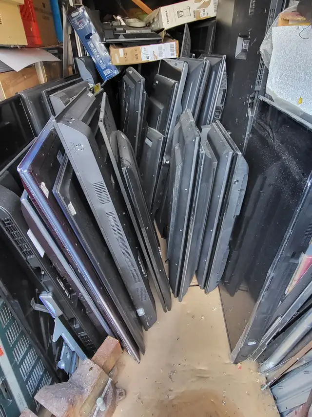 Over 30 pieces broken LED TV for sale