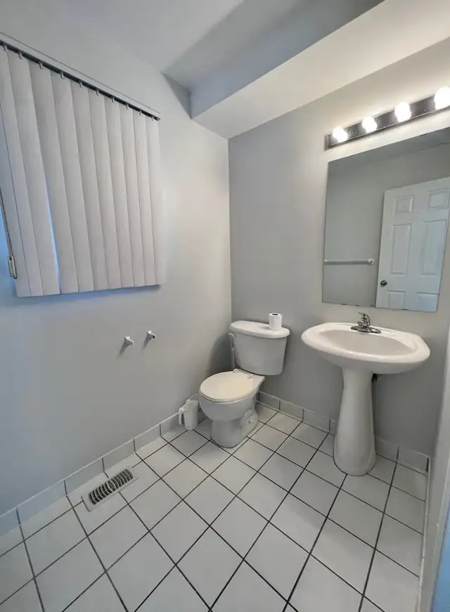 Huge Room for Rent by WinstonChurchill and Hwy 403 in Erin mills - Photo 5