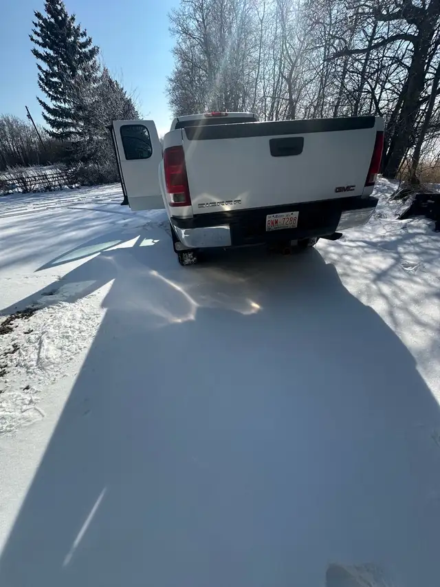 Great 2011 GMC work truck - Photo 2