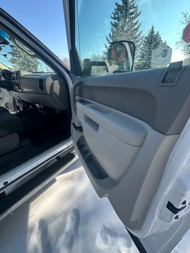 Great 2011 GMC work truck - Photo 3