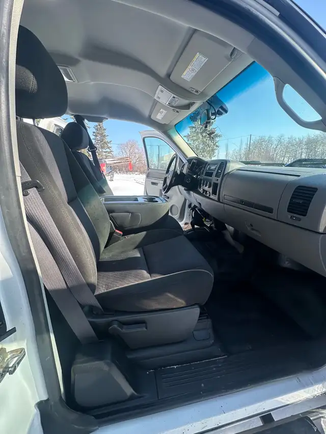 Great 2011 GMC work truck - Photo 4