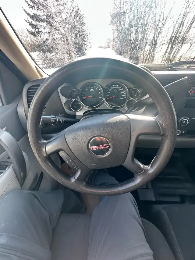 Great 2011 GMC work truck - Photo 6