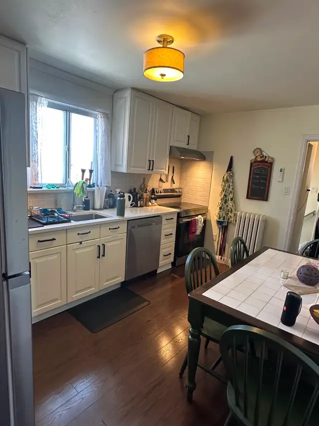 Beautiful 3 Bedroom Apartment - Private Laundry - Parking - Photo 2