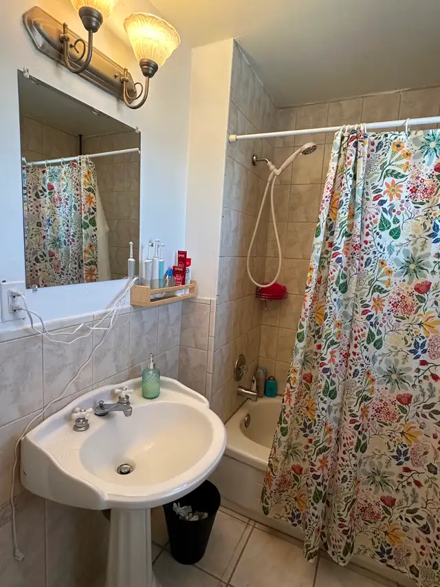 Beautiful 3 Bedroom Apartment - Private Laundry - Parking - Photo 8