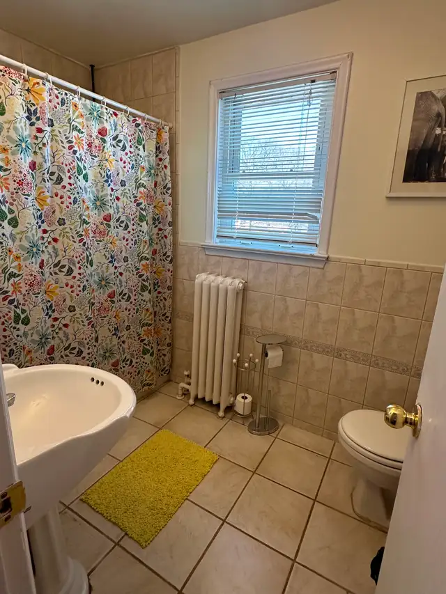 Beautiful 3 Bedroom Apartment - Private Laundry - Parking - Photo 9