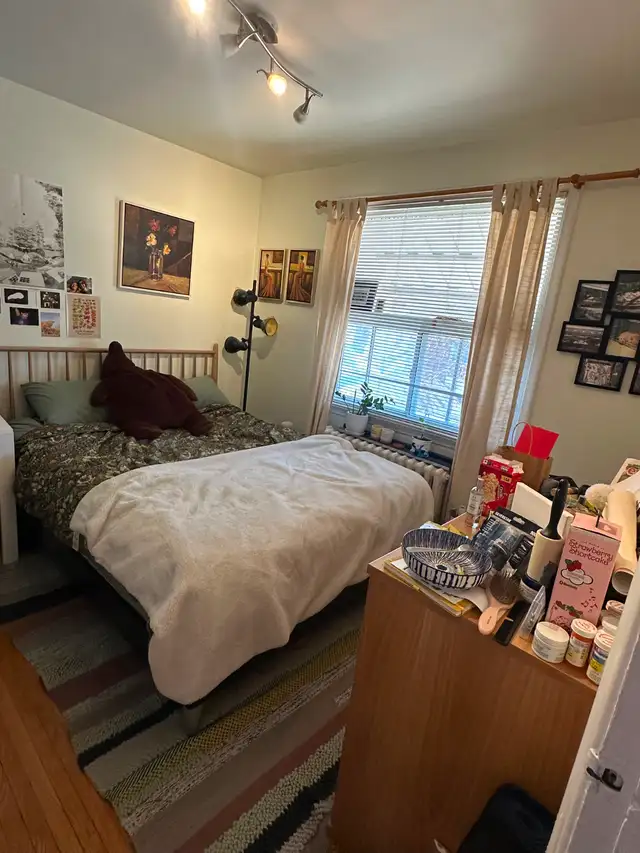 Beautiful 3 Bedroom Apartment - Private Laundry - Parking - Photo 13