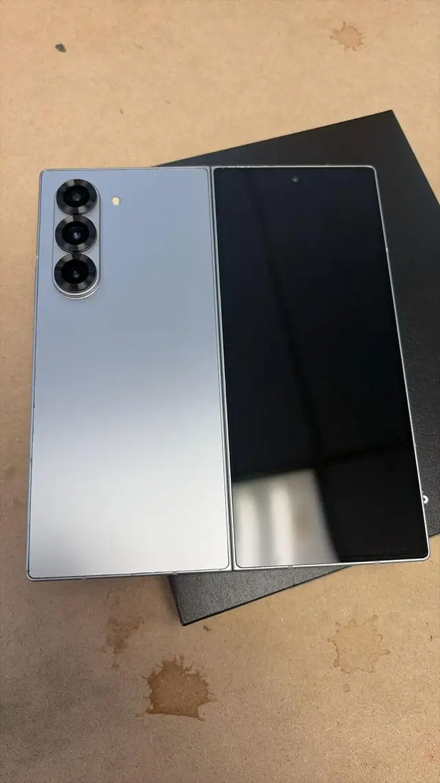 Samsung Z Fold 6 256 GB 1 year warranty.