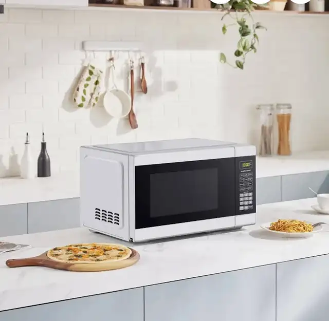 Hamilton Beach 0.7 Cu. Ft. Microwave 700W - Photo 2