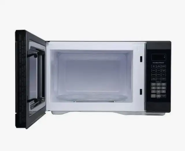 Hamilton Beach 0.7 Cu. Ft. Microwave 700W - Photo 3
