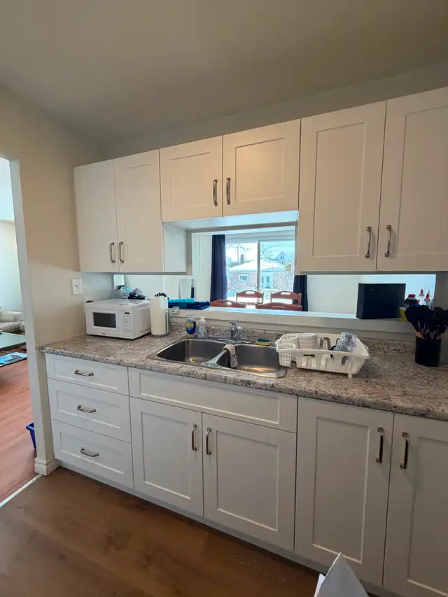 ATTENTION TRENT STUDENTS – 3 Bdrm - Prime Reid St Location - Photo 2