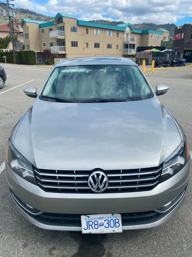 VW Passat 2012 4 door no accidents, clean and maintained - Photo 2