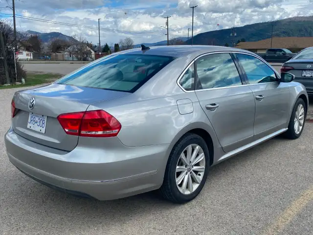 VW Passat 2012 4 door no accidents, clean and maintained - Photo 3